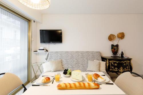 - une table avec de la nourriture dans une pièce dans l'établissement Le Minerve YourHostHelper, à Cannes