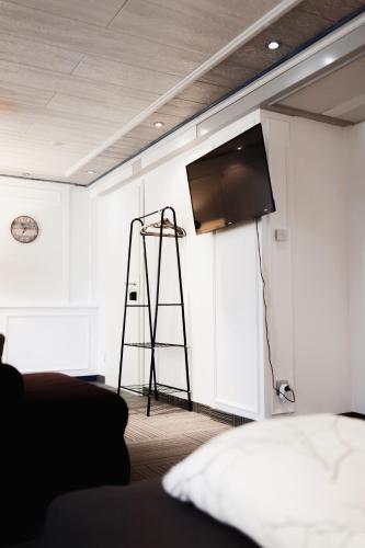 a room with a television on a wall with a ladder at Unterkunft KemptenCityHost in Kempten