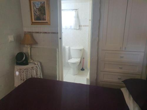 Bilik mandi di Knysna Self Catering Accommodation