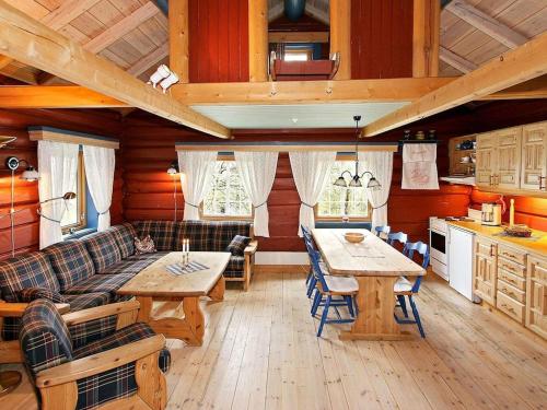 een woonkamer met een bank en een tafel bij Holiday home Hemsedal II in Hemsedal