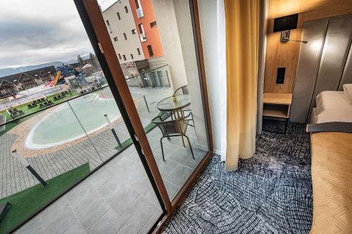 a room with a view of a balcony with a tub at Apartmán Drahokam Bešeňová in Bešeňová