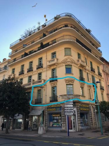 Το κτήριο όπου στεγάζεται  το διαμέρισμα