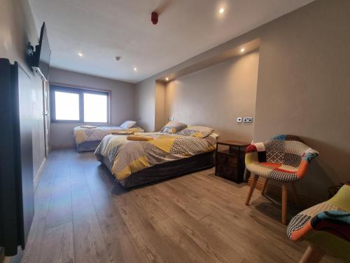 1 Schlafzimmer mit 2 Betten und einem Spiegel in der Unterkunft The Swan Inn in Stranraer