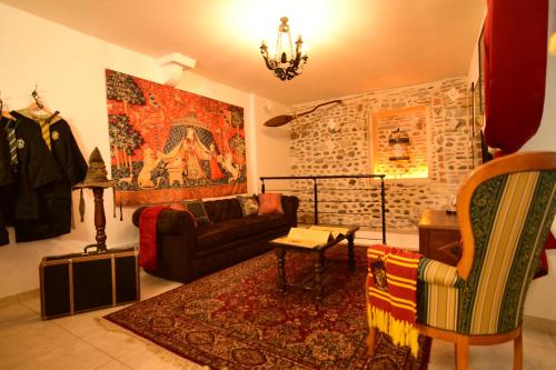 salon z kanapą i dywanem w obiekcie Le repère, pour fan de sorcellerie ! w mieście Pau