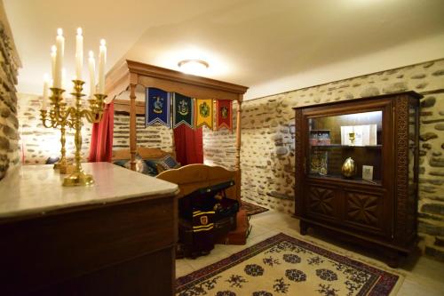 eine Küche mit einer Theke und ein Wohnzimmer in der Unterkunft Le repère, pour fan de sorcellerie ! in Pau