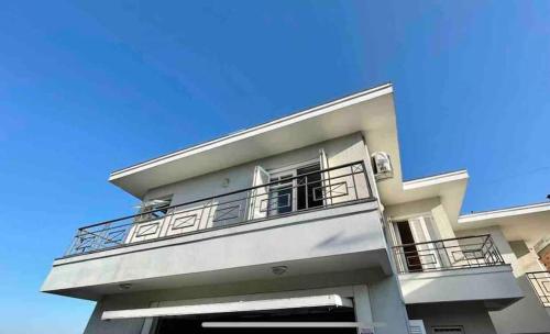 a large white building with a balcony at Casa em bairro nobre, bem localizada, com suite. in Bento Gonçalves