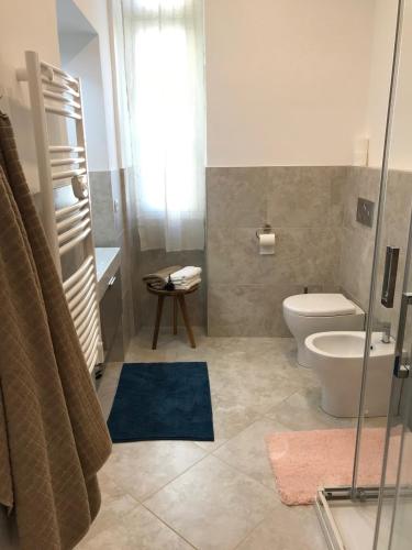 une salle de bain avec toilettes et douche en verre dans l'établissement Menton vue jardins Biovès spacieux 2 pièces 52m2 en hypercentre, à Menton