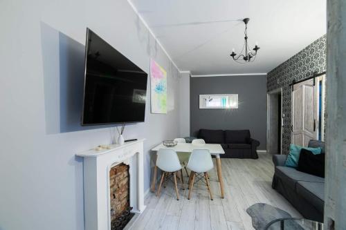 Televízia a/alebo spoločenská miestnosť v ubytovaní Apartament Zacisze
