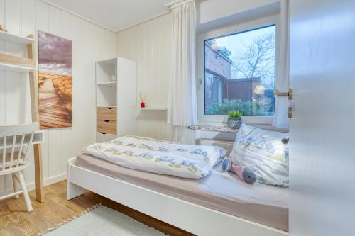 诺德奈AchterHuus的一间卧室，里面有一张床和一扇窗户。