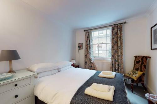 um quarto com uma cama com duas toalhas em Lovely 1 bedroom flat in Pimlico em Londres