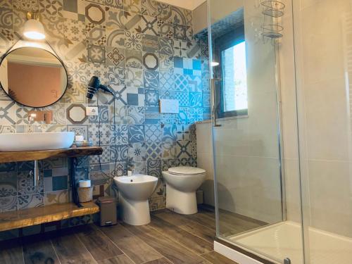 a bathroom with a toilet and a sink and a shower at Agriturismo Fonte Rosa in Fiastra