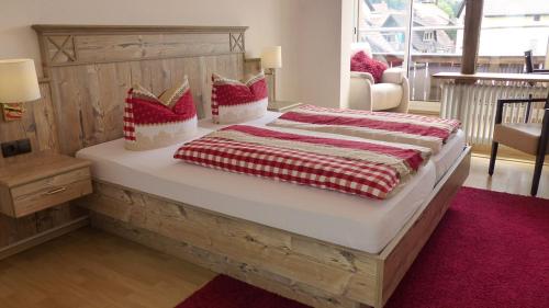 Ein Bett oder Betten in einem Zimmer der Unterkunft Gasthof zur Krone