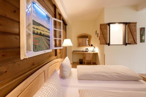 Ein Bett oder Betten in einem Zimmer der Unterkunft Gasthof zur Krone