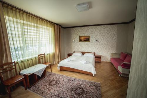 una camera con letto e divano di Августин a Solochyn
