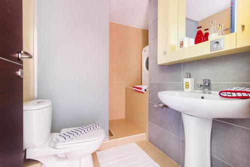 a small bathroom with a toilet and a sink at Ekavi Villa in Skala Potamias