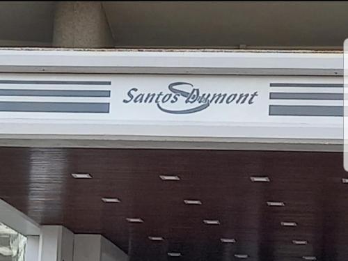 una señal para un santas blvdort en un edificio en Santos Dumont 805, en Punta del Este