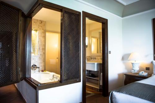 um quarto de hotel com casa de banho com lavatório e cama em Ona Mar Menor Golf & Spa em Torre-Pacheco