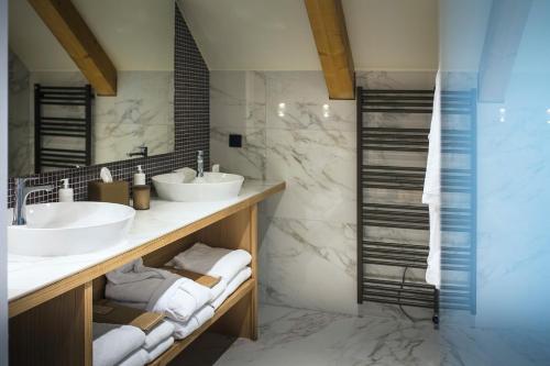 a bathroom with two sinks and a shower at Le Pélican in Annecy