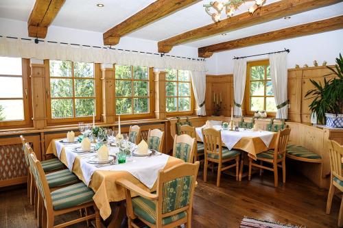 Ein Restaurant oder anderes Speiselokal in der Unterkunft Hotel Häuserl im Wald 