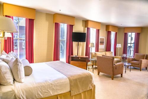 um quarto de hotel com uma cama e uma sala de estar em Century Casino & Hotel - Central City em Central City