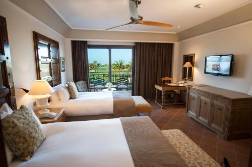 a hotel room with two beds and a television at Ona Mar Menor Golf & Spa in Torre-Pacheco