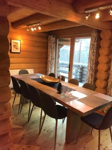 une salle à manger avec une table et des chaises en bois dans l'établissement Chalet Les Pins Blancs, à Allos