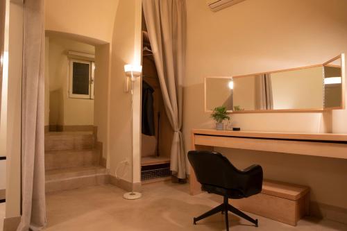 a office with a desk and a chair in a room at Casa Ferretti in Iesi