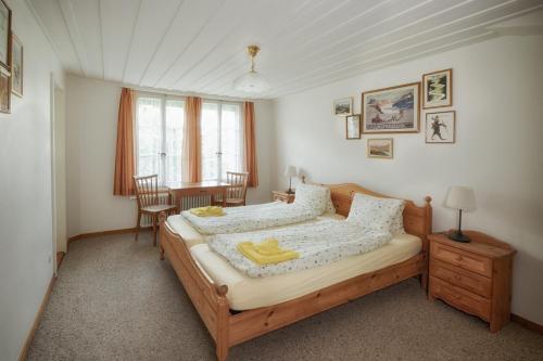 Schlafzimmer mit einem Bett, einem Tisch und Stühlen in der Unterkunft CityChalet historic in Interlaken