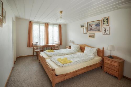 インターラーケンにあるCityChalet historicのベッドルーム1室(ベッド1台、テーブル、椅子付)