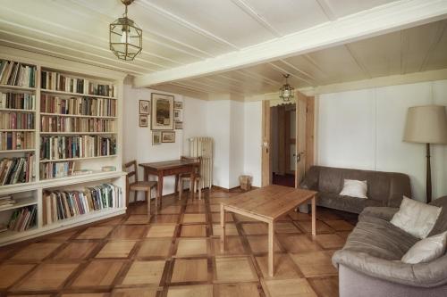 インターラーケンにあるCityChalet historicのソファとテーブルのあるリビングルーム