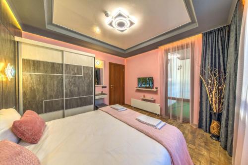 Postel nebo postele na pokoji v ubytování Forest Home 524