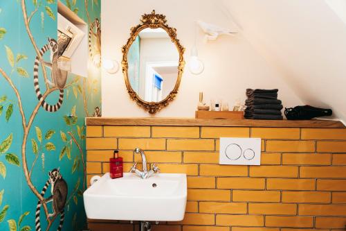 a bathroom with a sink and a mirror at Tante Berg B&B in Bad Vilbel