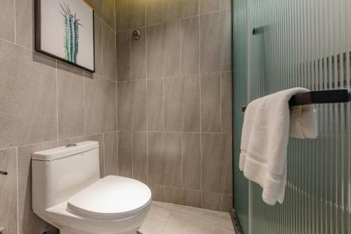 a bathroom with a white toilet and a shower at 银座佳驿精致酒店（济阳汽车总站店） in Jiyang