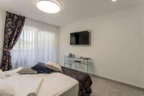 Gambar di galeri bagi Luxe villa with pool, jacuzzi, and sauna di Tugare