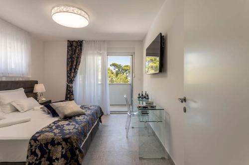 Posteľ alebo postele v izbe v ubytovaní Luxe villa with pool, jacuzzi, and sauna