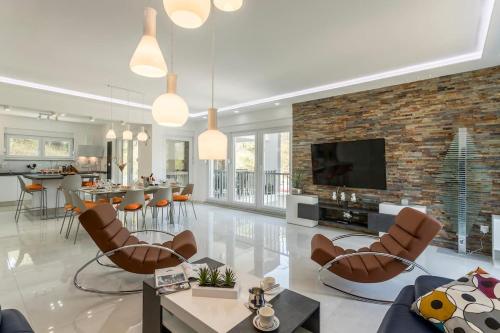 Gambar di galeri bagi Luxe villa with pool, jacuzzi, and sauna di Tugare