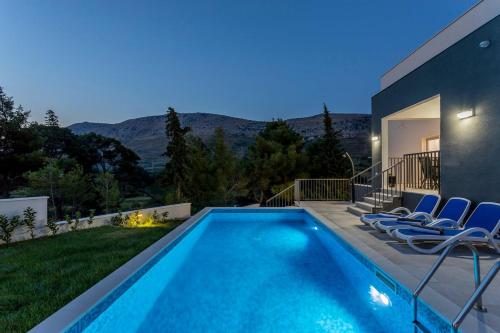 Gambar di galeri bagi Luxe villa with pool, jacuzzi, and sauna di Tugare