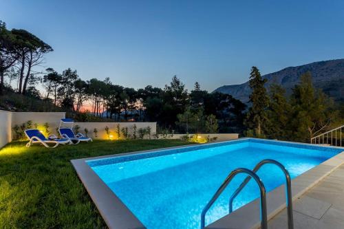 Gambar di galeri bagi Luxe villa with pool, jacuzzi, and sauna di Tugare