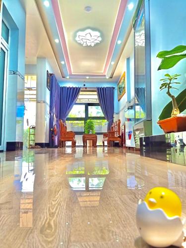 a lobby with a waiting room with a yellow duck on the floor at Hồng Phú Motel - Đảo Phú Quý in Cu Lao Thu