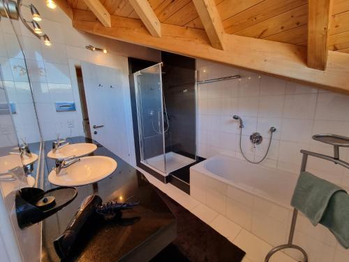 La salle de bains est pourvue de 2 lavabos et d'une baignoire. dans l'établissement Alpenapart Schultes Sports, à Jerzens