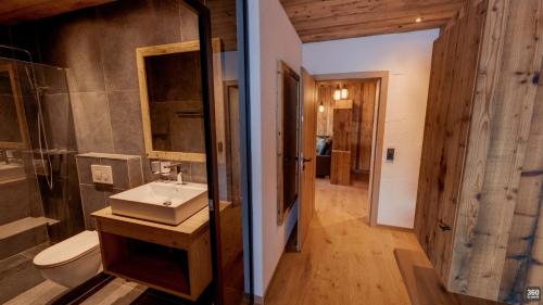 y baño con lavabo y aseo. en Rufana Alpsuite, en Bürserberg