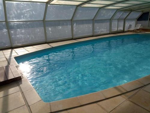 una grande piscina in un edificio di Domaine de la dijonniere La berrichonne a Clémont