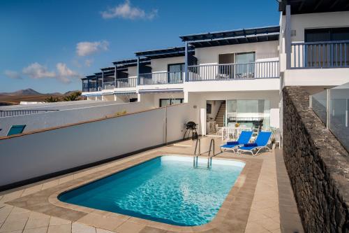 una piscina en el tejado de una casa en CALERO DREAM by Buenavilla, en Puerto Calero