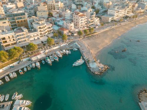 eine Luftansicht auf einen Strand mit Booten im Wasser in der Unterkunft Fragios Beach House in Chania