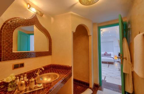 Bilik mandi di riad paradis blanc