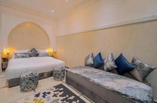 Katil atau katil-katil dalam bilik di riad paradis blanc
