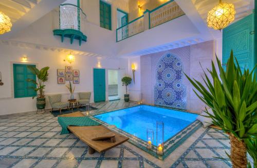 Kolam renang di atau dekat dengan riad paradis blanc