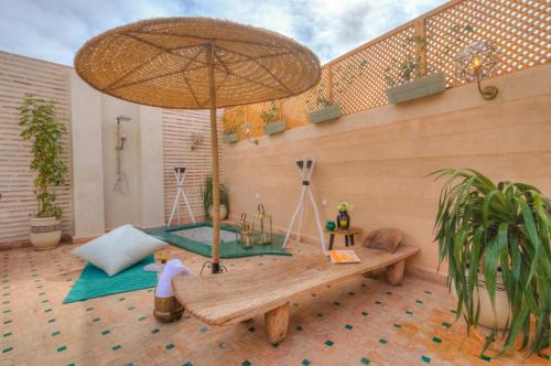 Kawasan patio atau luaran di riad paradis blanc