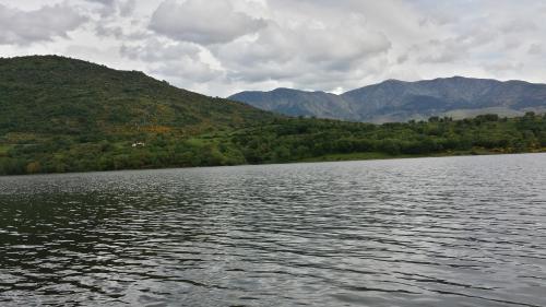 a large body of water with mountains in the background at Casa Rural con encanto "Los Postigos" in Baños de Montemayor