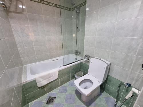 Kylpyhuone majoituspaikassa Vista Square Hotel